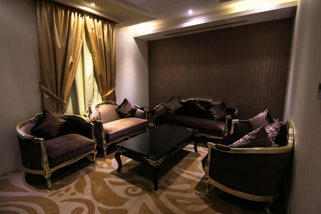 休息之夜公寓酒店 利雅德 客房 照片 A living room in a hotel