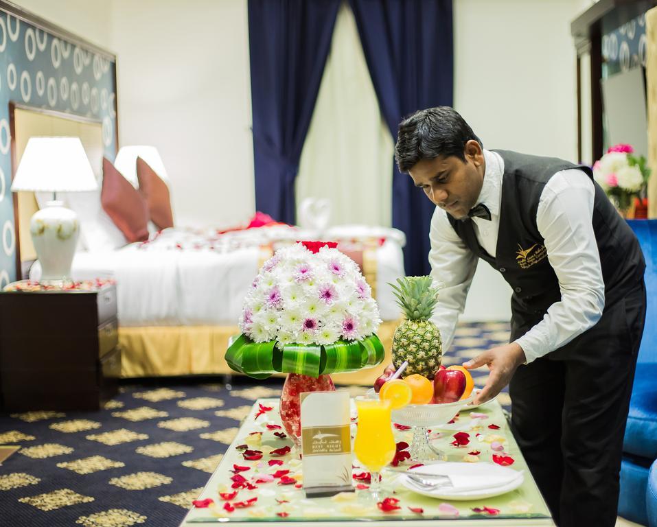 休息之夜公寓酒店 利雅德 外观 照片 A room service attendant at work