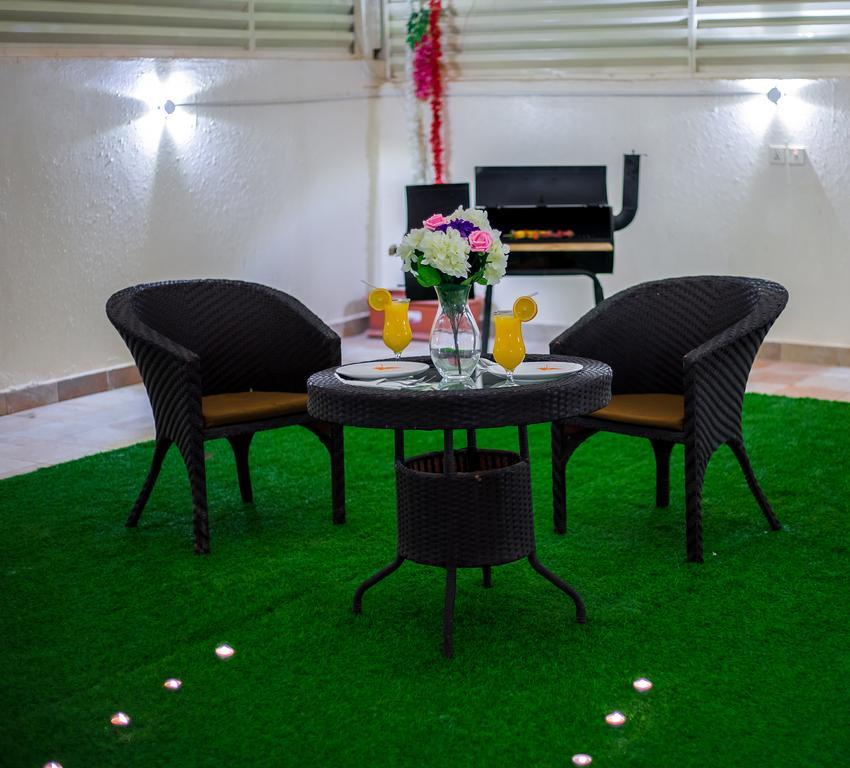 休息之夜公寓酒店 利雅德 外观 照片 Artificial grass in a hotel
