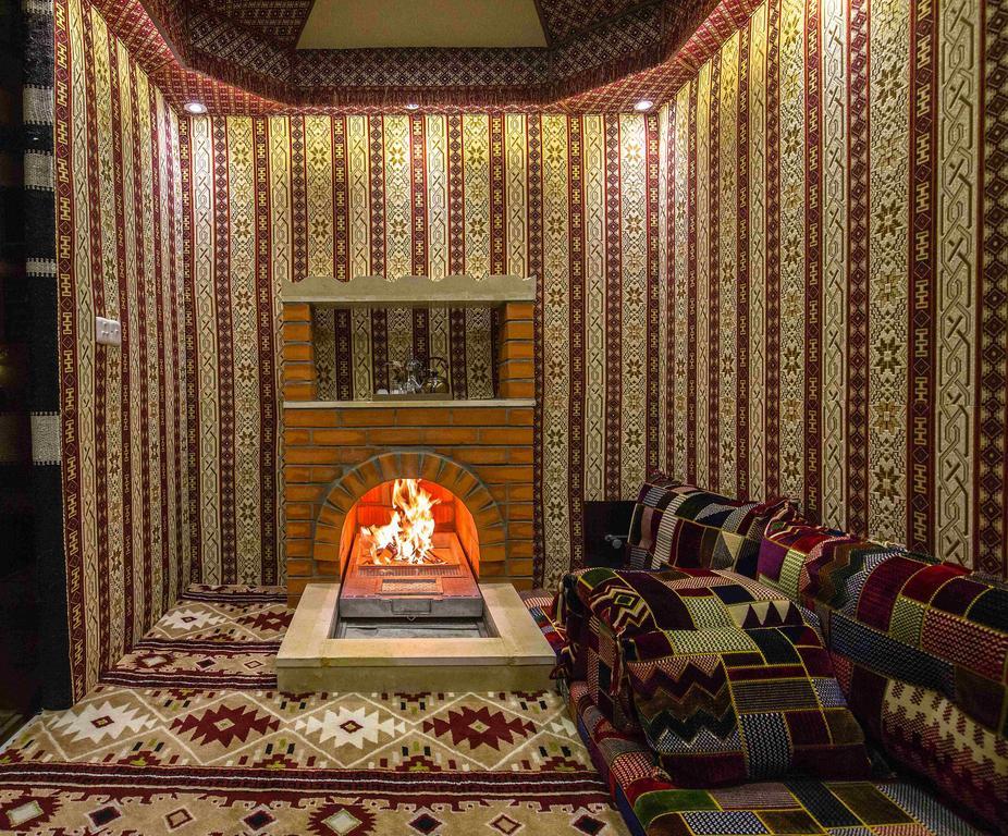 休息之夜公寓酒店 利雅德 外观 照片 A majlis with a fireplace