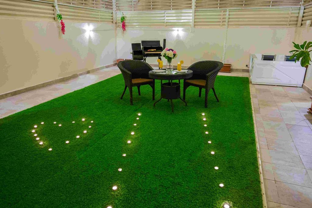 休息之夜公寓酒店 利雅德 外观 照片 Artificial grass in a home