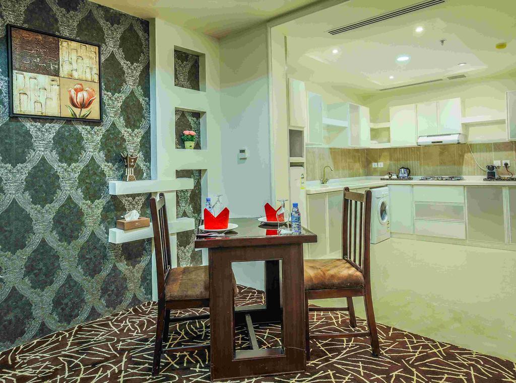 休息之夜公寓酒店 利雅德 外观 照片 A kitchen in a hotel suite