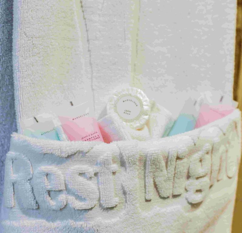 休息之夜公寓酒店 利雅德 外观 照片 A basket of toiletries