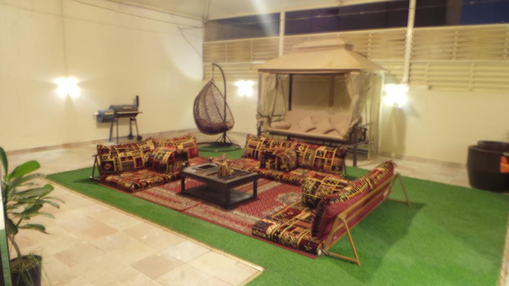 休息之夜公寓酒店 利雅德 外观 照片 A majlis in a hotel in Dubai
