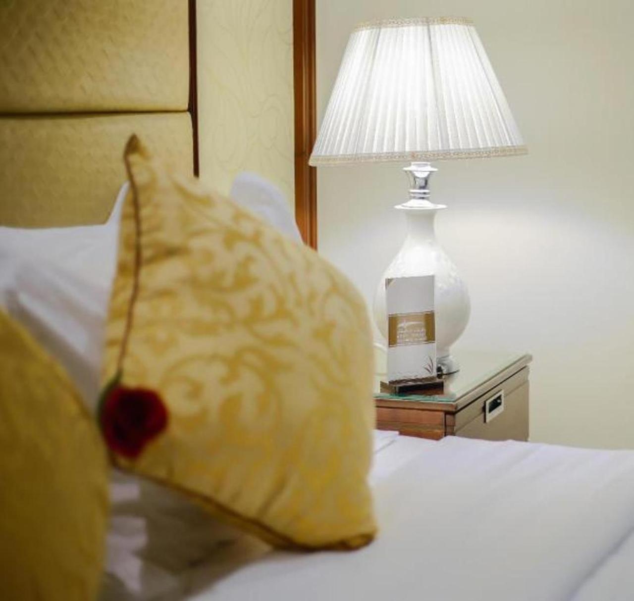 休息之夜公寓酒店 利雅德 外观 照片 A lamp on a bedside table